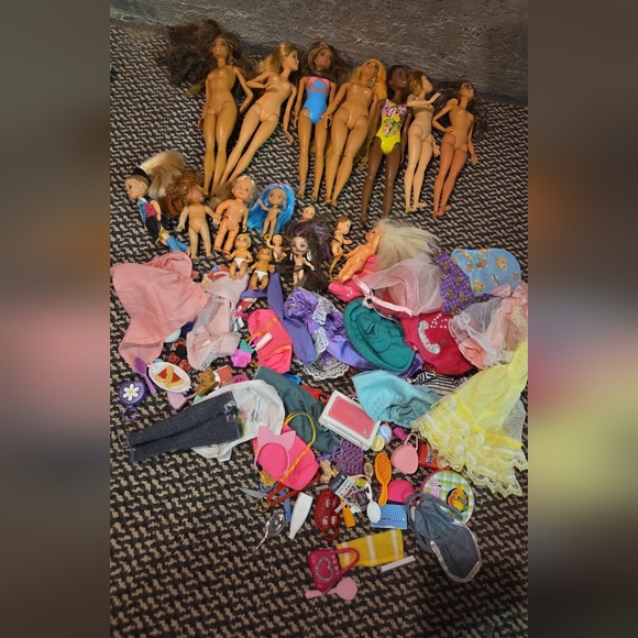 Lot Of Barbies And Asseccories - Picture 1 of 4